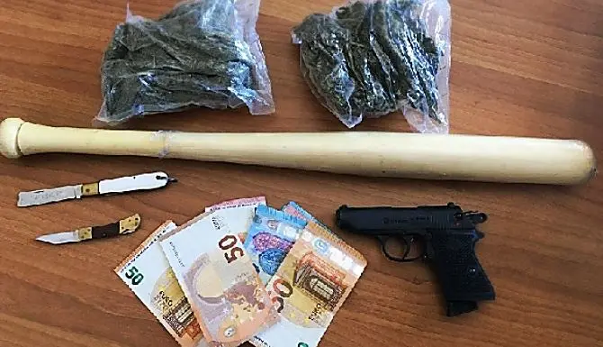 Droga, coltelli e mazza da baseball in auto: due arresti a Crotone