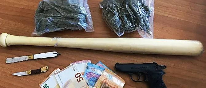 Droga, coltelli e mazza da baseball in auto: due arresti a Crotone
