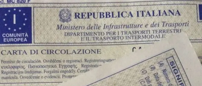 È senza reddito ma ha 149 automobili intestate