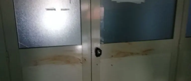 Ospedale di Locri, imbrattate di feci le porte di due reparti