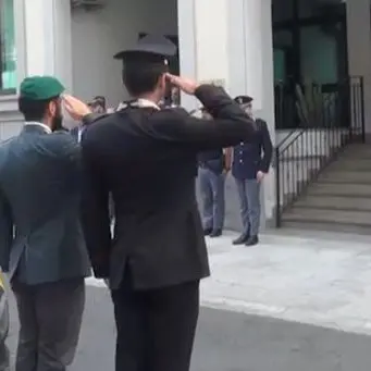 Poliziotti uccisi, il commovente omaggio di carabinieri e finanza a Reggio