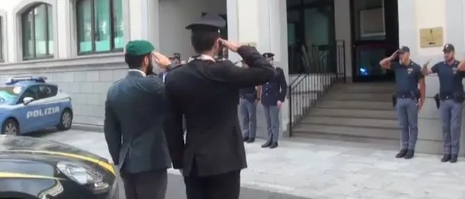 Poliziotti uccisi, il commovente omaggio di carabinieri e finanza a Reggio