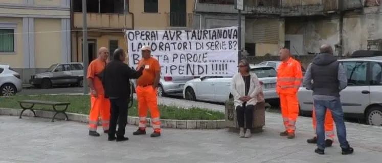 Senza stipendio da due mesi, protestano gli operai dell'Avr di Taurianova