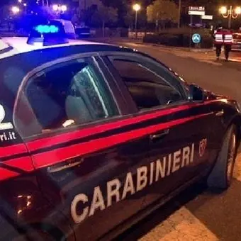 Pretendono di bere gratis armati di spranghe, arrestati