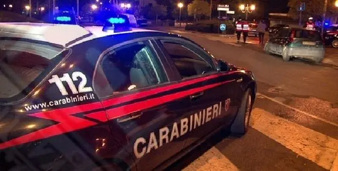 Pretendono di bere gratis armati di spranghe, arrestati