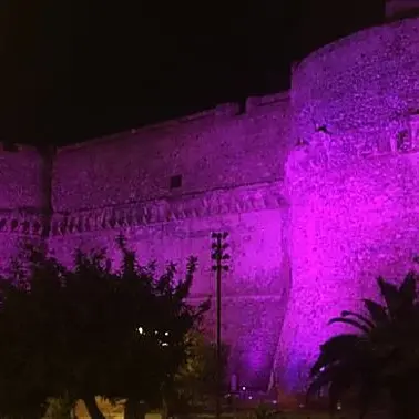 Tumore al seno, il castello di Reggio in rosa per il mese della prevenzione