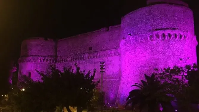 Tumore al seno, il castello di Reggio in rosa per il mese della prevenzione