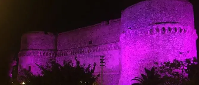 Tumore al seno, il castello di Reggio in rosa per il mese della prevenzione