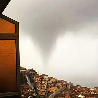Tromba d'aria colpisce Pizzo, danni a Comune e scuola materna