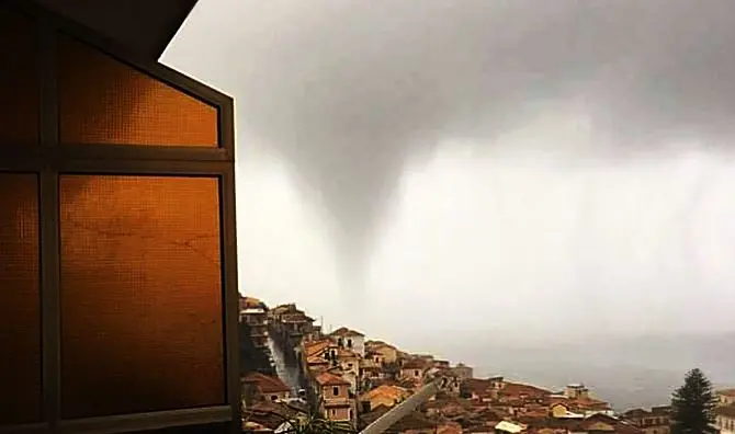 Tromba d'aria colpisce Pizzo, danni a Comune e scuola materna