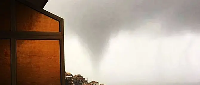 Tromba d'aria colpisce Pizzo, danni a Comune e scuola materna