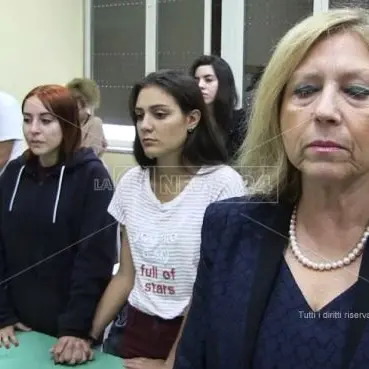 Lacrime e silenzio tra i banchi di scuola dei giovani morti nel tragico incidente a Cosenza