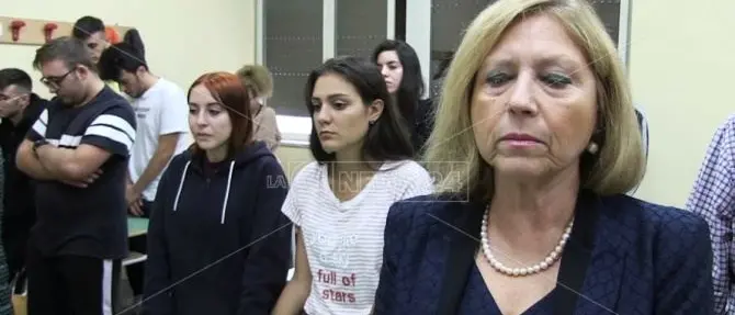 Lacrime e silenzio tra i banchi di scuola dei giovani morti nel tragico incidente a Cosenza