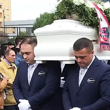 Cosenza: strazio senza fine per l'ultimo addio a Federico, Paolo e Mario