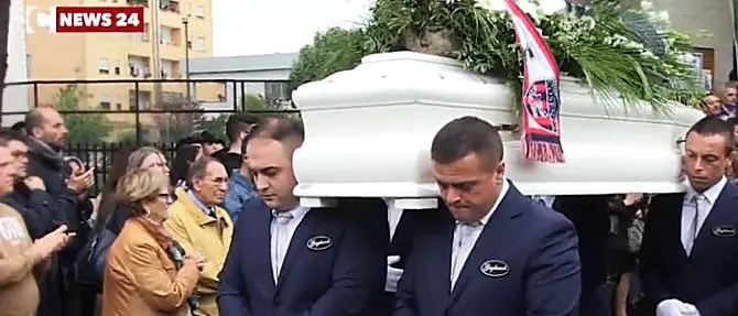 Cosenza: strazio senza fine per l'ultimo addio a Federico, Paolo e Mario