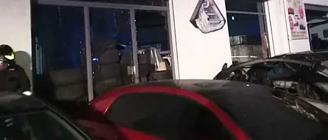 Notte di fuoco a Castrovillari, incendio distrugge 10 auto in un autonoleggio