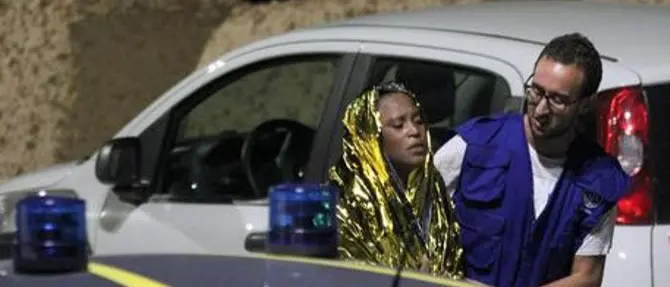 Naufragio a Lampedusa, è strage: recuperati 13 corpi. Tra i dispersi anche 8 bambini