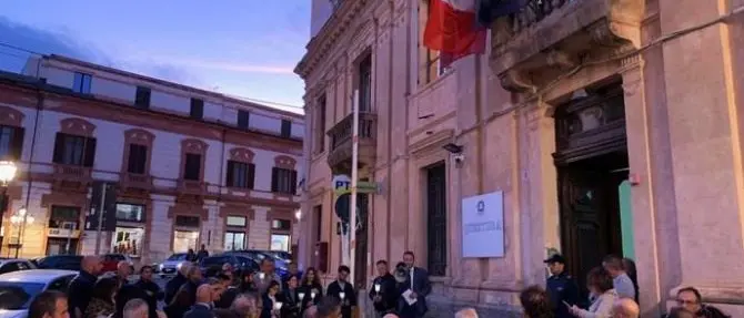 Catanzaro omaggia i due agenti uccisi: «La città è vicina alle loro famiglie»