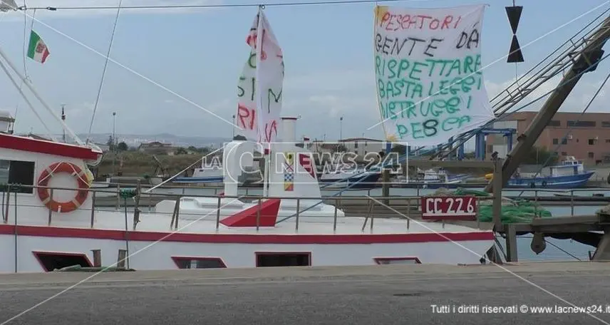 Reti troppo larghe, anche i pescatori di Schiavonea protestano contro l’Ue