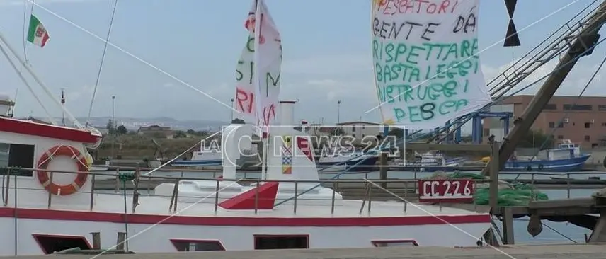 Reti troppo larghe, anche i pescatori di Schiavonea protestano contro l’Ue