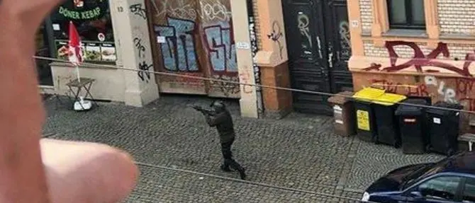 Spari davanti ad una sinagoga, due morti. Preso un uomo, due in fuga