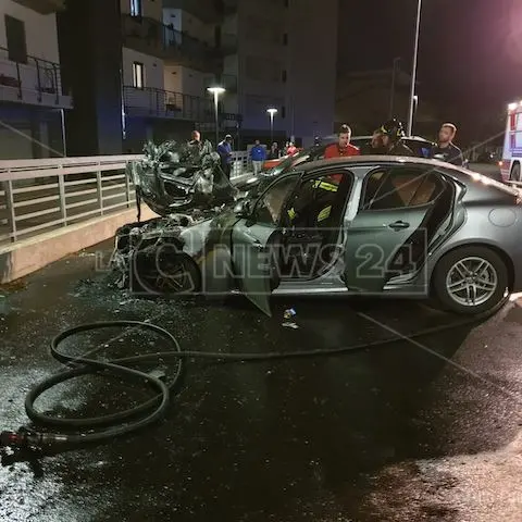 Incendiata un'auto a Vibo, indaga la Polizia
