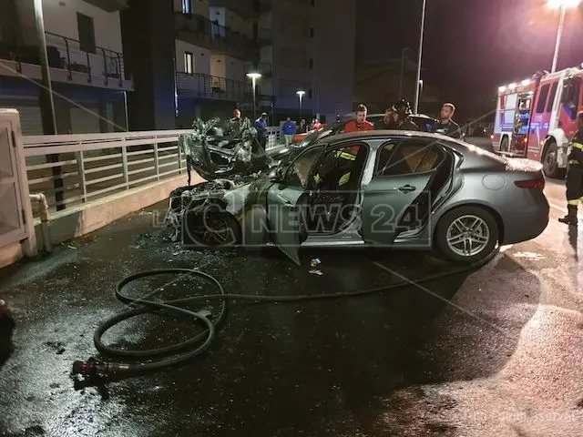 Incendiata un'auto a Vibo, indaga la Polizia