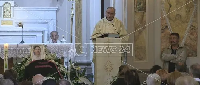 «Ora danzerai nel cielo»: l'ultimo straziante saluto ad Alessandro Algieri