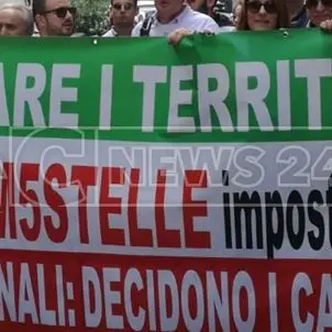 Elezioni regionali, Oliverio non molla e “occupa” la sede del Pd: «Vogliamo le primarie»