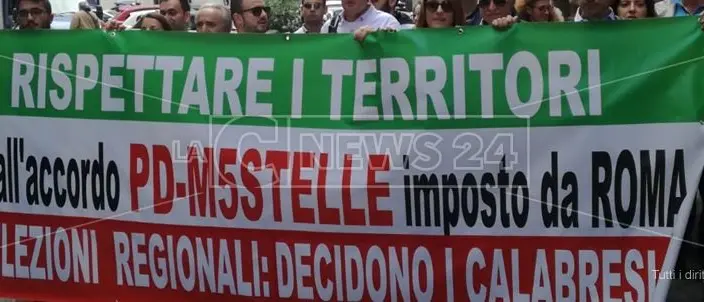 Elezioni regionali, Oliverio non molla e “occupa” la sede del Pd: «Vogliamo le primarie»