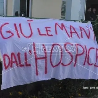 «Giù le mani dall'hospice»: sit in a sostegno del centro cure di Reggio