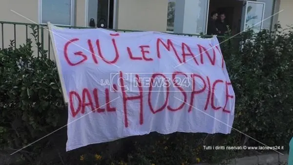 «Giù le mani dall'hospice»: sit in a sostegno del centro cure di Reggio