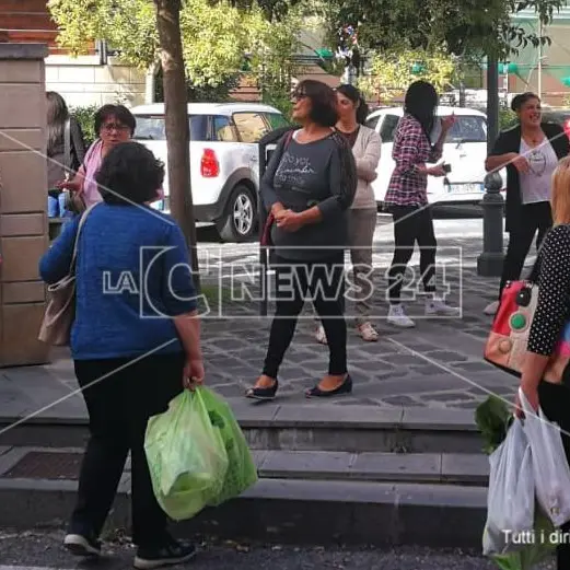 Degrado, carenza idrica e... case murate: le donne scendono in piazza