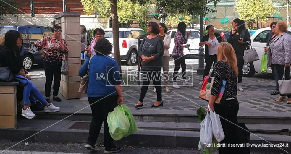 Degrado, carenza idrica e... case murate: le donne scendono in piazza