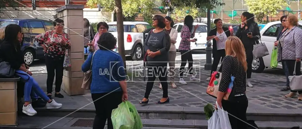 Degrado, carenza idrica e... case murate: le donne scendono in piazza