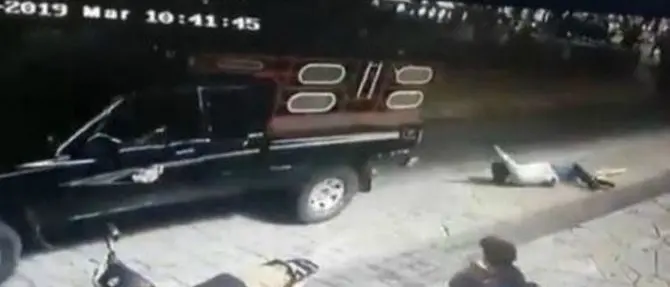 Sindaco legato a suv e trascinato: non aveva fatto riparare una strada