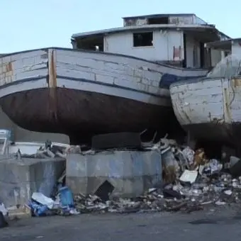 Il porto di Bagnara senza gestione e pieno di rifiuti, pescatori sul piede di guerra