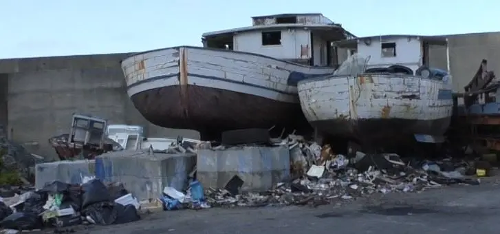 Il porto di Bagnara senza gestione e pieno di rifiuti, pescatori sul piede di guerra