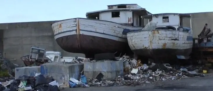 Il porto di Bagnara senza gestione e pieno di rifiuti, pescatori sul piede di guerra