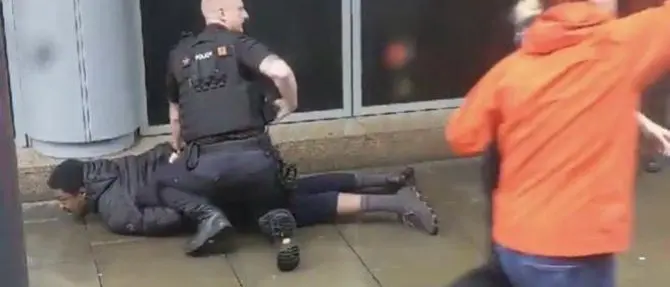 Accoltella persone a caso in un centro commerciale, paura a Manchester