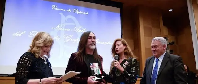 Un'opera di Sacco a divi dello star system, primi ministri e giornalisti