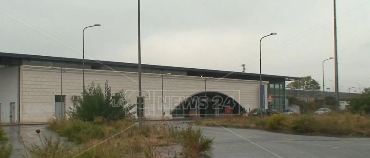 Tra degrado e abbandono, viaggio nelle stazioni fantasma di Catanzaro