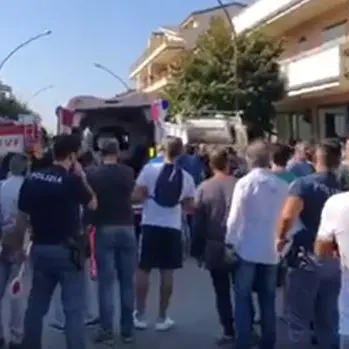 Travolto mentre cambia la ruota e l'ambulanza arriva con la gomma a terra