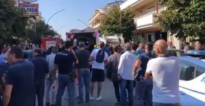 Travolto mentre cambia la ruota e l'ambulanza arriva con la gomma a terra