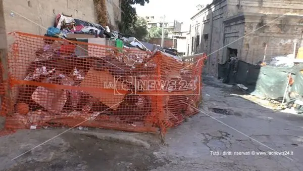 Ex polveriera di Reggio: un ghetto tra rifiuti, amianto ed emarginazione