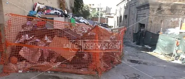 Ex polveriera di Reggio: un ghetto tra rifiuti, amianto ed emarginazione