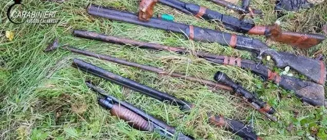 Trovato un arsenale nei boschi di Cardeto, era nascosto in una camera d'aria per mezzi agricoli