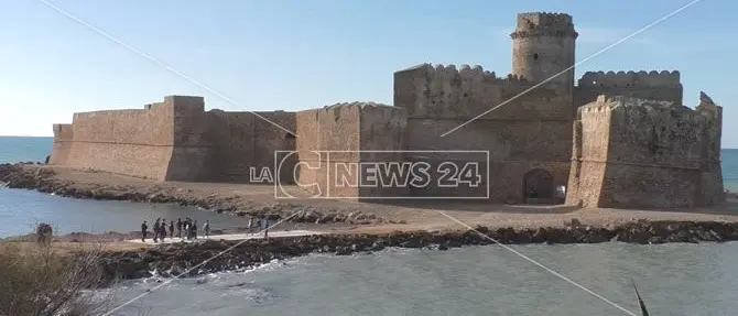 Boom di visite a Le castella per l’apertura temporanea della fortezza