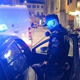 Accoltella e sfregia 15enne al volto senza motivo, caccia all’aggressore