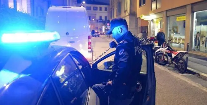 Accoltella e sfregia 15enne al volto senza motivo, caccia all’aggressore